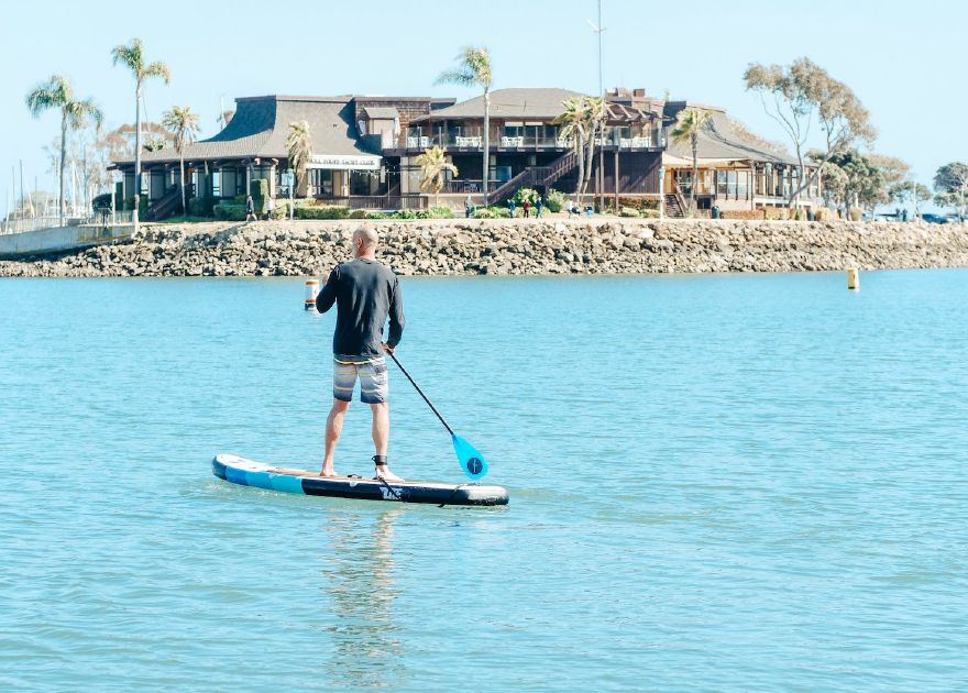 Mies SUP-laudalla venesatamassa